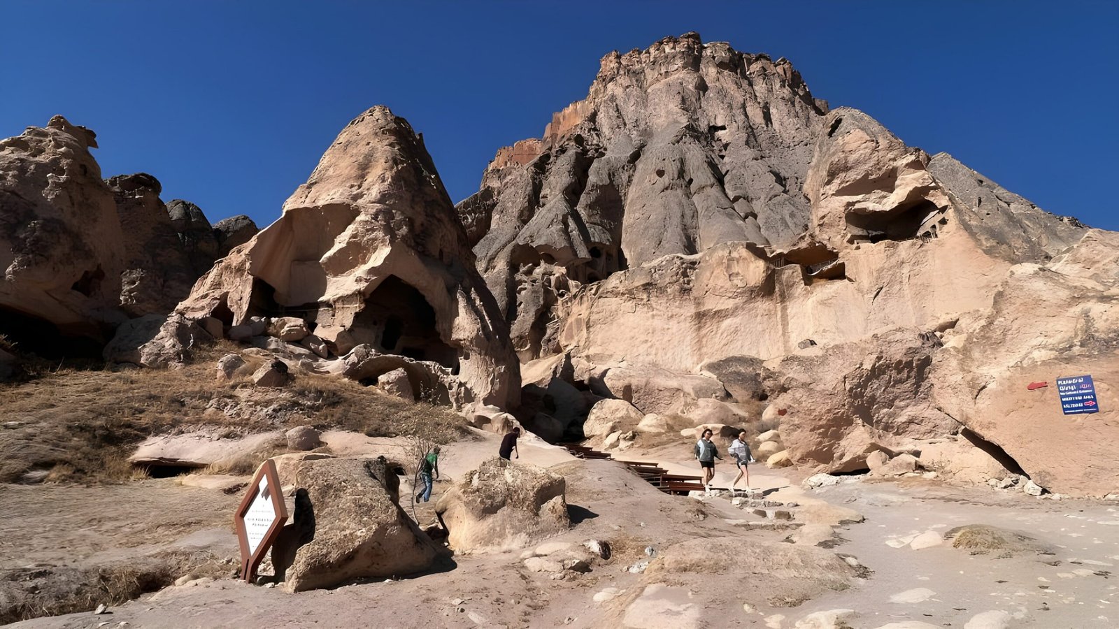 Kapadokya vadilerinde yürüyüş turu doğa manzarası