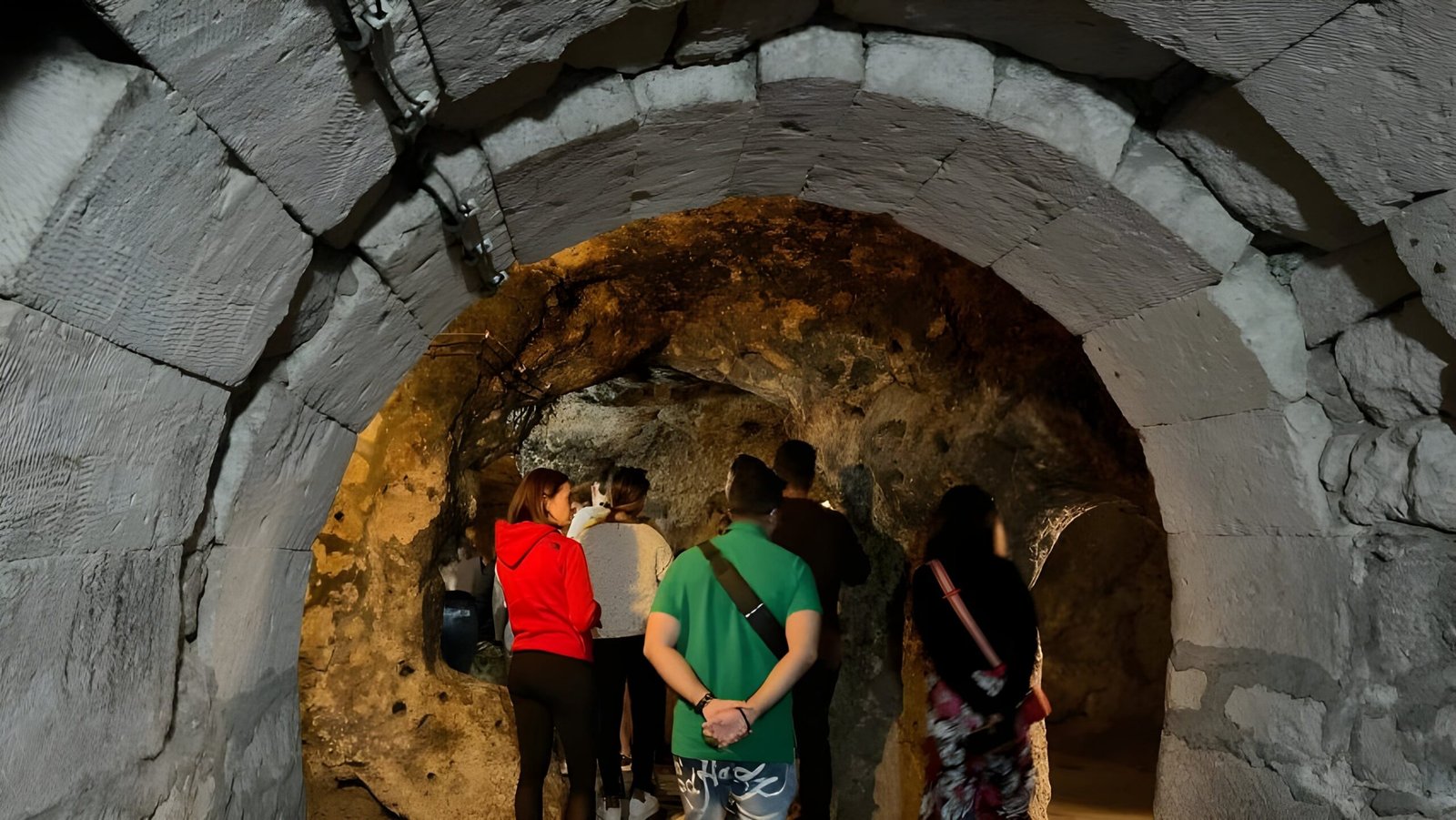 Kapadokya turu katılımcıları peri bacaları önünde