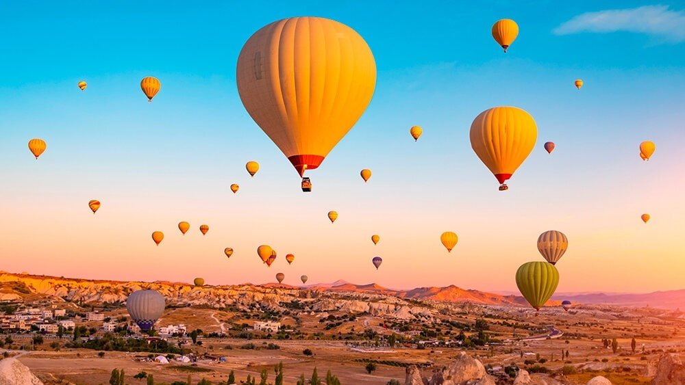 Uçhisar Kalesi ve Kapadokya vadisi manzarası