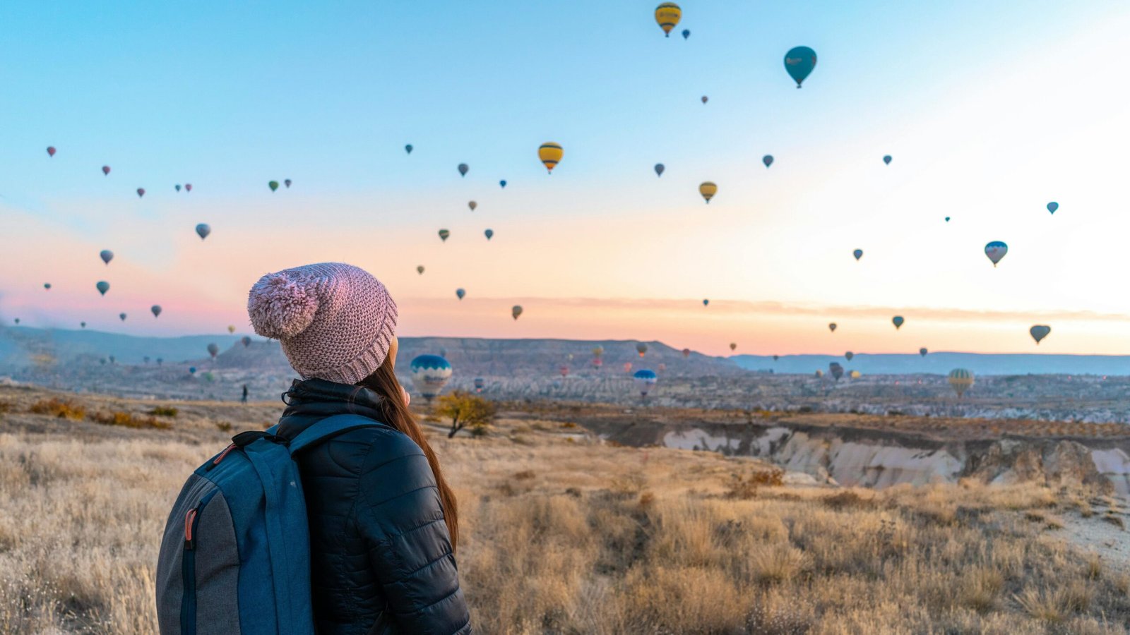 Kapadokya'da gün doğumunda sıcak hava balonları